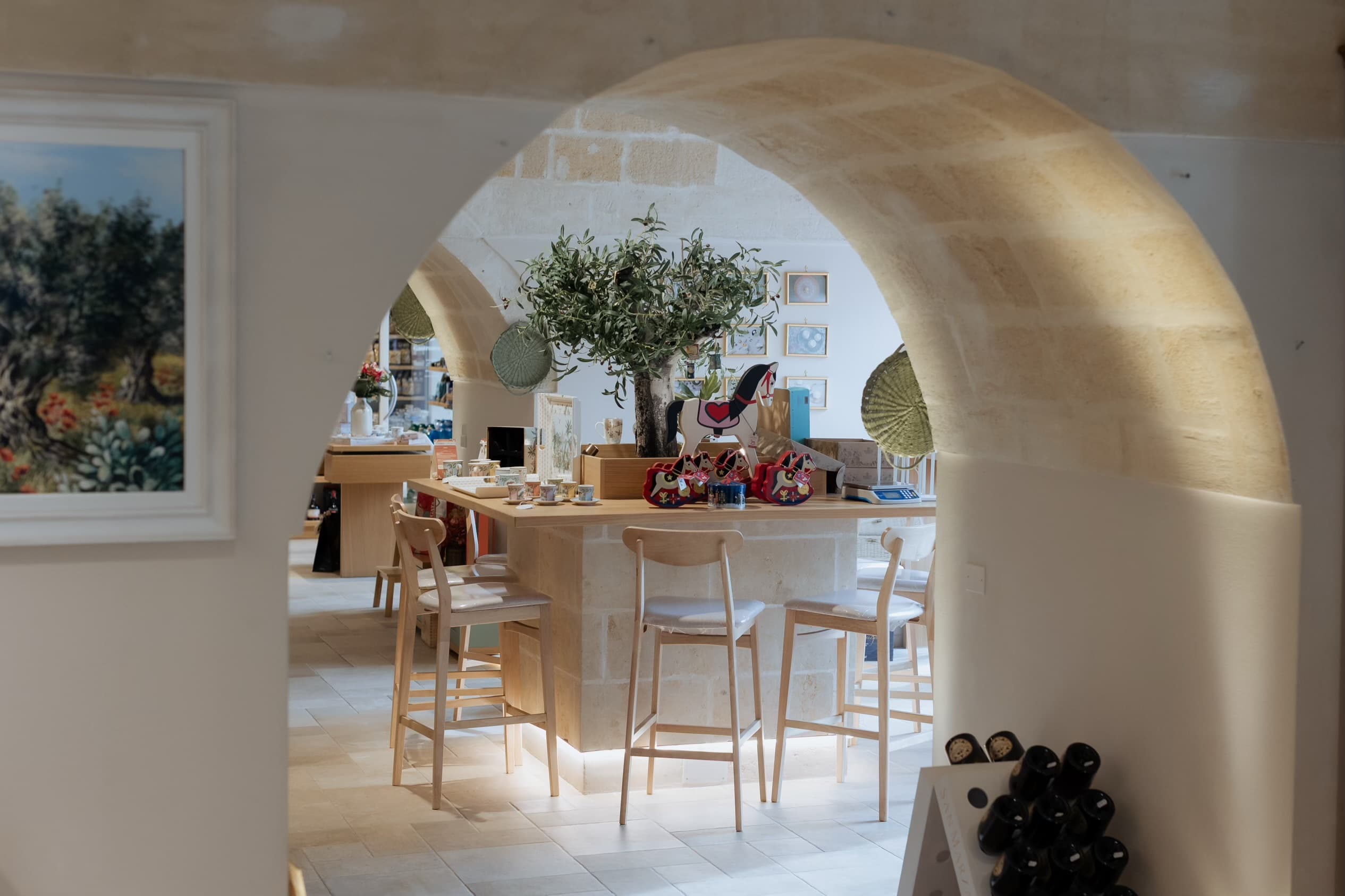 Boutique con arco e ulivo